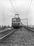 150919 Afbeelding van de electrische locomotief nr. 1310 (serie 1300) van de N.S. met rijtuigen ter hoogte van Gouda.